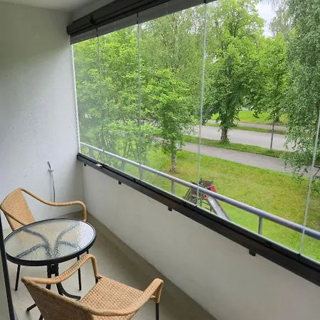 Avara Ja Kodikas Parvekkeella Apartmán