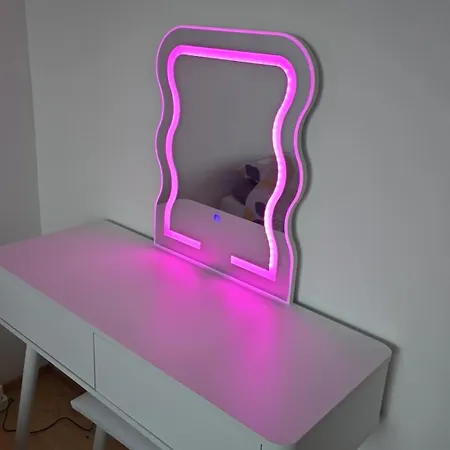 Avara Ja Kodikas Parvekkeella *